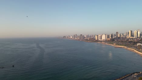 Luftaufnahmen-über-Dem-Glockenturm-Der-St.-Peters-Kirche-In-Alt-Jaffa-Während-Der-Goldenen-Stunde,-Tel-Aviv