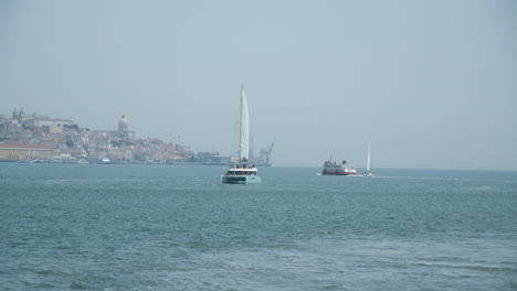 Veleros-Y-Ferries-Navegando-Por-El-Río-Tajo-En-Lisboa.