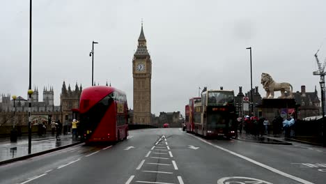 Ein-Grauer-Und-Bewölkter-Tag-Auf-Der-Westminster-Bridge,-London,-Großbritannien