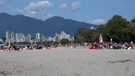 Eine-Dame-Geht-Am-Strand-Spazieren