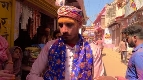 pov-shot-The-temple-employees-are-entertaining-the-traders-and-market-public-by-tilak-different-symbols-of-God-with-sandalwood,-turmeric-and-yellow-color