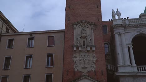 Schwenkbare-Ansicht-Eines-Wunderschönen-Alten-Italienischen-Gebäudes-Und-Turms-In-Vicenza,-Italien