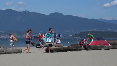 Zelt-Am-Strand-In-Vancouver-Mit-Leuten-Mit-Klappstühlen