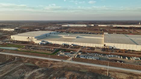 Langsame-Umlaufbahn-Von-Fords-Megacampus,-Blueoval-City-Bei-Sonnenuntergang-In-Stanton,-Tennessee