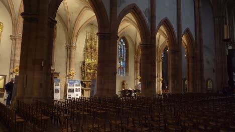 Geschnitzte-Steinbögen-Im-Inneren-Der-St.-Martinskirche