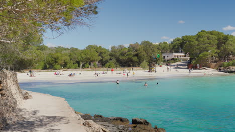 Majestätischer-Strand-Cala-Mondrago-Mit-Türkisfarbenem-Wasser-Auf-Mallorca