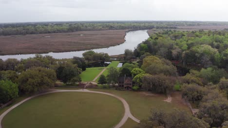 Toma-Panorámica-Aérea-Descendente-De-La-Histórica-Plantación-De-Middleton-Place-En-Las-Tierras-Bajas-De-Carolina-Del-Sur