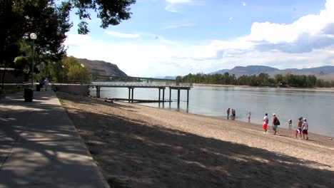 Jugendliche-Zu-Fuß-Am-Strand