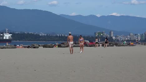 Un-Hombre-Musculoso-Frustrado-Intenta-Jugar-Al-Frisbee-En-La-Playa