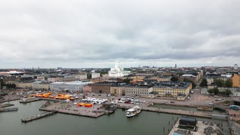 Kleiner-Hafen-In-Der-Stadt-Helsinki,-Skyline-Der-Stadt,-Helsinki,-Finnland,-Europa,-Drohne