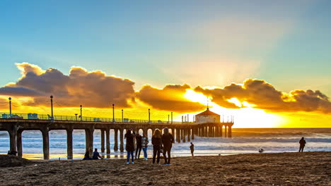 Turistas-En-Manhattan-Beach-Al-Atardecer-En-El-Condado-De-Los-Ángeles,-California