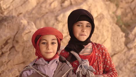 Portraitaufnahme-Des-Kleinen-Marokkanischen-Zwillingsbruders-Und-Der-Schwester-Amazigh-Mit-Glücklichen-Gesichtern-In-Den-Schluchten-Von-Toudgha