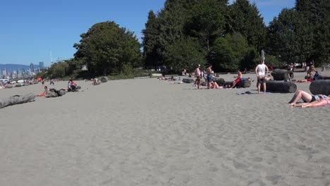 Frau-Zieht-T-Shirt-Aus-Und-Zeigt-Bikini-Am-Strand