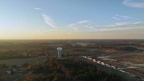 Acercamiento-Aéreo-De-La-Torre-De-Agua-De-Memphis-Frente-Al-Megacampus-De-Ford,-Ciudad-Blueoval-Al-Atardecer-En-Stanton,-Tennessee