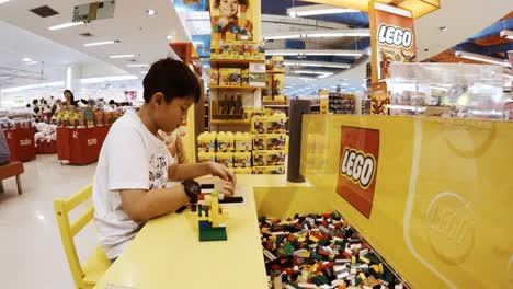 Kids-playing-with-legos-in-shopping-mall