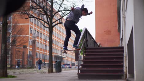 Person-Macht-Einen-Krassen-Skateboard-Trick-Auf-Dem-Geländer