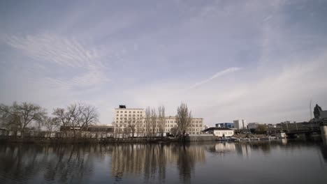 Edificios-Del-Centro-A-Lo-Largo-Del-Amanecer-Del-Río-Milwaukee.