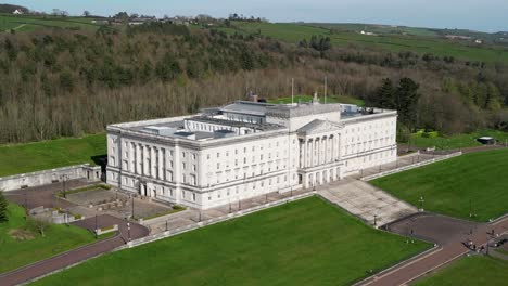 Toma-Aérea-De-Edificios-De-Stormont,-Belfast,-Donde-Se-Encuentra-La-Asamblea-De-Irlanda-Del-Norte