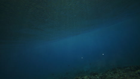 Schwimmen-Sie-Unten-Am-Korallenriff-Entlang,-Während-Starke-Meereswellen-Mit-Einem-Wirbel-Zusammenstoßen,-Der-Die-Weiße-Gischt-Und-Den-Turbulenten-Schaum-Umwirbelt