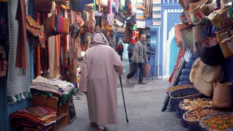 Alter-Marokkanischer-Mann-Mit-Traditioneller-Kleidung,-Der-Auf-Dem-Markt-In-Chefchaouen-Spaziert