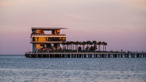 Impresionante-Lapso-De-Tiempo-Del-Muelle-De-San-Petersburgo-Que-Pasa-Del-Atardecer-De-La-Hora-Dorada-A-Las-Vibrantes-Luces-Nocturnas