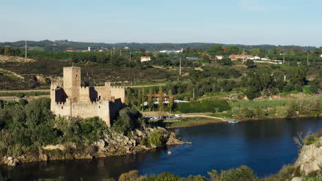 Panoramablick-Auf-Die-Historische-Burg-Von-Almourol,-Die-Auf-Einer-Kleinen-Insel-Im-Fluss-Tejo-Thront