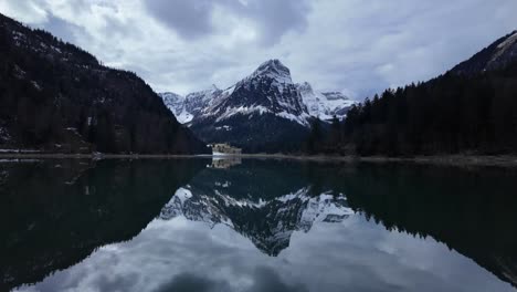 Lago-Cristalino-Obersee-En-El-Que-Se-Refleja-Una-Alta-Montaña-Cubierta-De-Nieve
