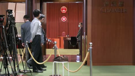 Momentos-Antes-De-La-Llegada-De-Los-Legisladores-De-Hong-Kong-Y-El-Jefe-Del-Ejecutivo-A-La-Cámara-Principal-Del-Edificio-Del-Consejo-Legislativo.