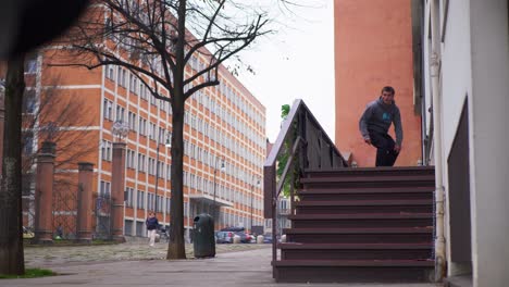 Patinador-Hace-Un-Truco-En-Un-Pasamanos