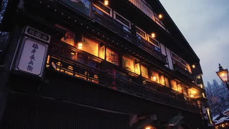 Toma-Lenta-Y-Reveladora-De-La-Tarde-En-Ginzan-Onsen,-Aguas-Termales-Y-Ciudad-Ryokan-En-El-Norte-De-Japón