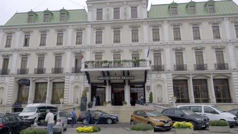 Coches-Estacionados-Frente-Al-Grand-Hotel-Traian-En-Iasi,-Rumania