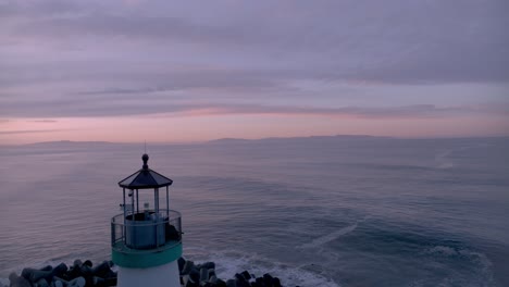Leuchtturm-Am-Hafen-Von-Santa-Cruz,-Sonnenaufgang
