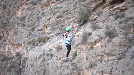 Grupo-De-Amigos-Hacen-Vía-Ferrata-Escalar-Montaña-Con-Equipo-De-Seguridad-En-Cartagena,-Región-De-Murcia,-España