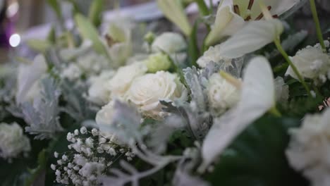 Weißes-Blumenarrangement-Mit-Lilien