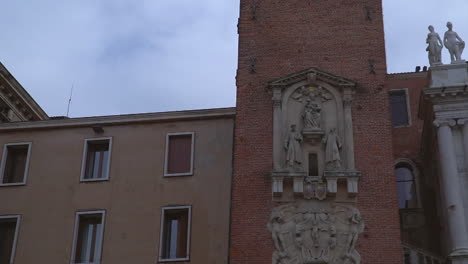 Vista-Inclinada-De-Un-Hermoso-Y-Antiguo-Edificio-Italiano-Y-Una-Torre-En-Vicenza,-Italia