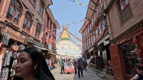 Mirando-A-Través-De-Un-Callejón-En-Boudhanath,-Khasti-Chaitya-Y-Khasa-Chaitya-Es-Una-Estupa-En-Katmandú,-Nepal
