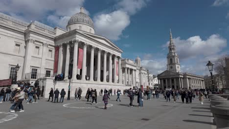 Gente-Caminando-Por-Trafalgar-Square-Junto-A-La-Galería-Nacional-De-Retratos-En-El-Centro-De-Londres-En-Una-Mañana-Soleada