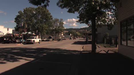 Calle-Tranquila-De-Una-Pequeña-Ciudad-Sin-Tráfico