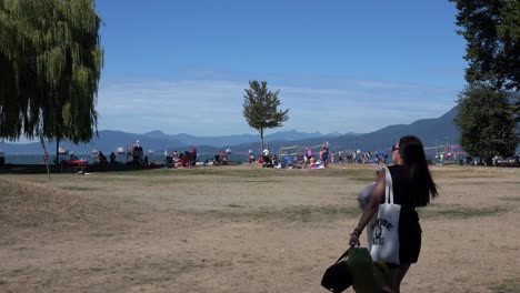 Mann-Und-Frau-Gehen-Zum-Strand-Im-Park