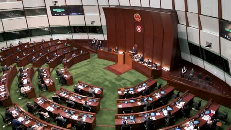 Vista-Panorámica-De-John-Lee-Ka-chiu,-Pronuncia-El-Discurso-Político-Anual-En-El-Consejo-Legislativo.