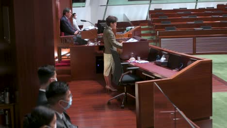 Carrie-Lam,-Ex-Directora-Ejecutiva-De-Hong-Kong,-Pronuncia-Su-Discurso-Político-Anual-En-Medio-De-Escaños-Vacantes-Donde-Alguna-Vez-Se-Sentaron-Los-Demócratas,-Después-De-Su-Renuncia-En-La-Cámara-Del-Consejo-Legislativo-En-Hong-Kong