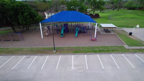 Dies-Ist-Ein-Luftbildvideo-Vom-Spielplatz-Der-Highland-Village-Grundschule-In-Highland-Village,-Texas