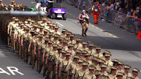 Tropa-Armada-Del-Ejército-Australiano-De-Las-Fuerzas-De-Defensa-Australianas,-Marchando-Uniformemente-Por-La-Calle,-Participando-En-La-Tradición-Del-Desfile,-En-Medio-De-La-Solemnidad-De-La-Conmemoración-Del-Día-De-Anzac.