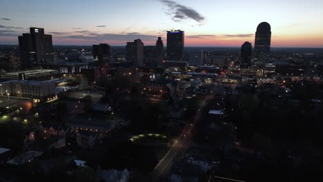 Dämmerungsvorstoß-Zur-Skyline-Von-Winston-Salem,-North-Carolina