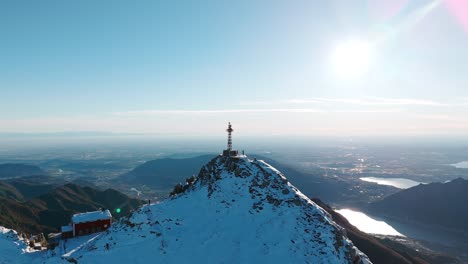 Luftaufnahme-Des-Kreuzes-Von-Punta-Cermenati-Auf-Dem-Schneebedeckten-Gipfel-Des-Monte-Resegone