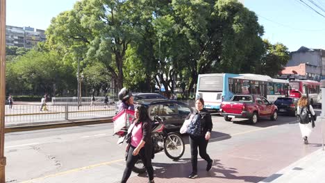 Hyperlapse:-Menschen-Gehen-Auf-Argentinischen-Bürgersteigen-Der-Hauptstadt-Buenos-Aires-Im-Zeitraffer,-Schnelle-Bewegung-Mit-Grünem-Hintergrund-Im-Pueyrredon-Plaza-Park