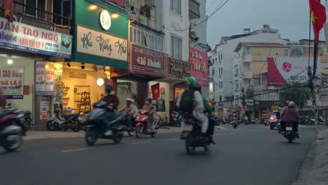 Motorräder-Auf-Den-Straßen-Der-Stadt-Da-Lat-Am-Späten-Nachmittag-In-Vietnam