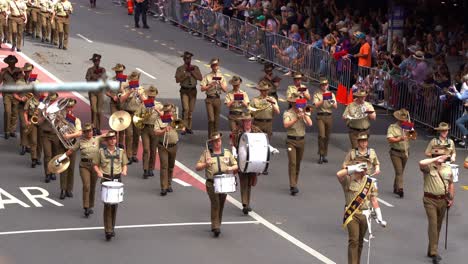 Australian-Army-Band-Corps-Spielt-Musikinstrumente-Und-Marschiert-Die-Adelaide-Street-Entlang,-Angefeuert-Von-Den-Menschenmassen-Entlang-Der-Straße-Während-Der-ANZAC-Day-Parade-In-Der-Stadt-Brisbane