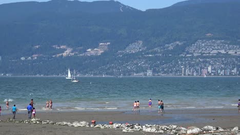 Niños-Jugando-En-Olas-En-Una-Playa-En-Vancouver.