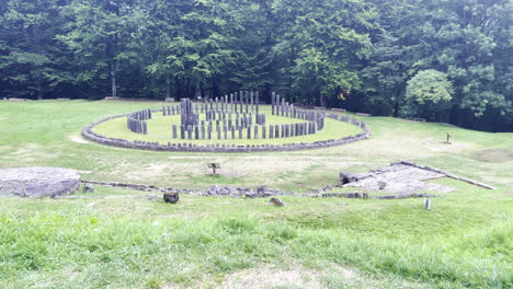 Aufgehender-Blick-Auf-Die-Archäologische-Stätte-Sarmizegetusa-Regia,-Das-Große-Kreisförmige-Heiligtum